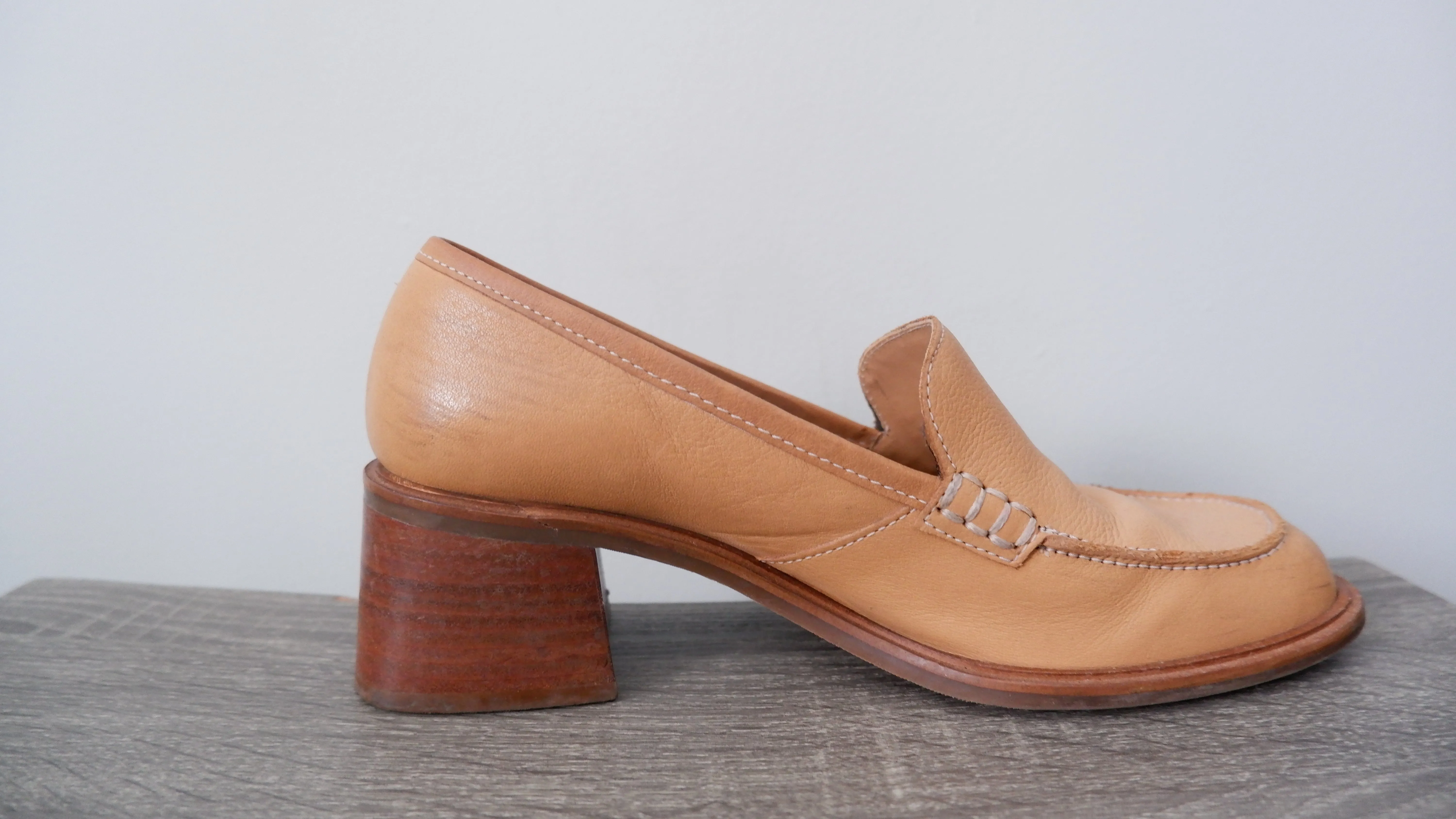 90s Camel Block Heel Leather Loafers - 7