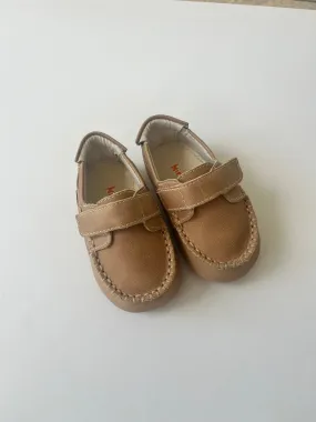 Almond beige toddler mocasin with velcro