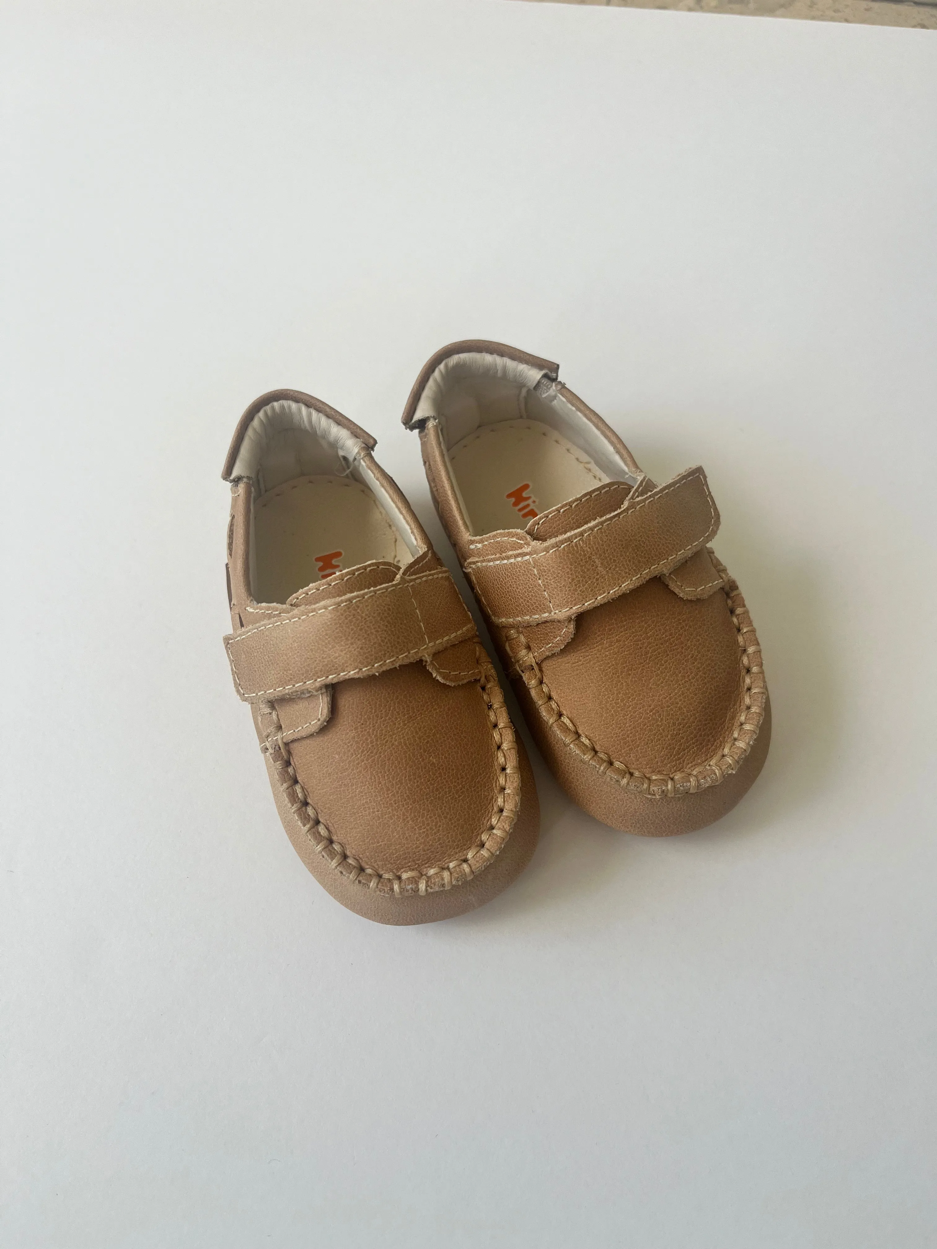 Almond beige toddler mocasin with velcro