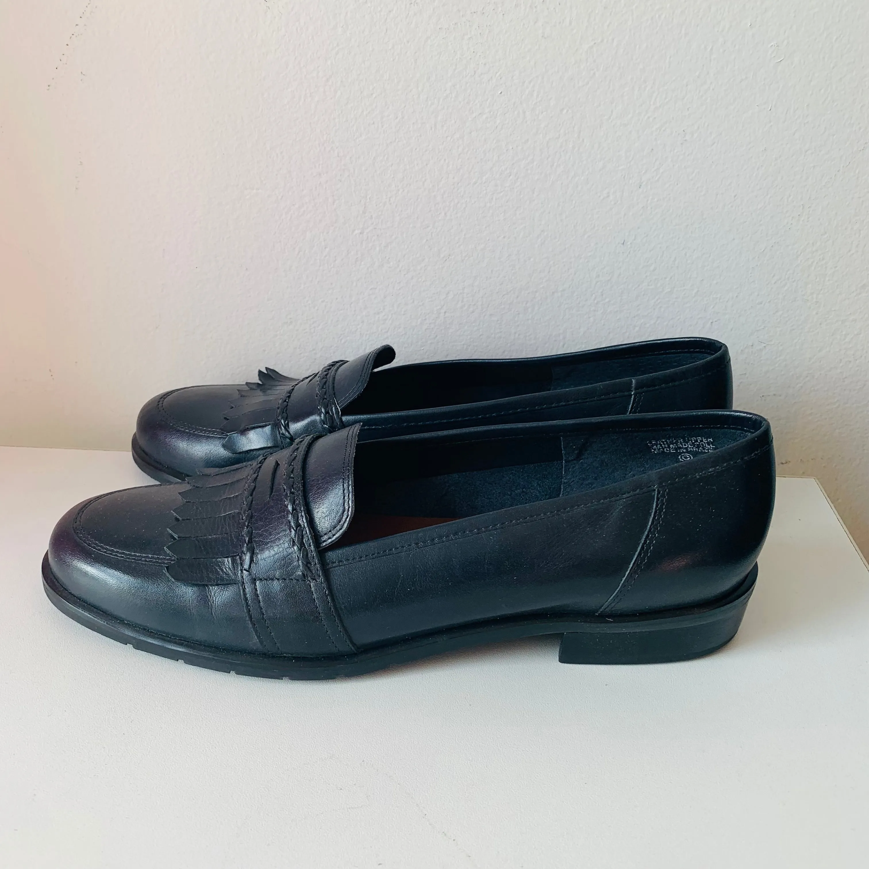 Etienne Aigner Vintage Navy Blue Leather Kilt Fringe Karlie Style Penny Loafer Size 8 Women’s